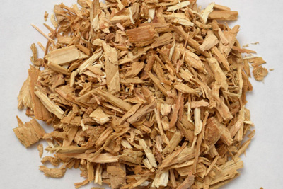 Cedar wood chips before and after being processed by a Screen Classifying Cutter.